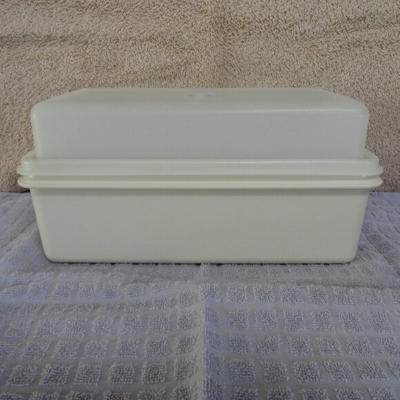 Tupperware, #1508-4, Bread Box, Loaf Keeper, Made in USA - Picture 2 of 9
